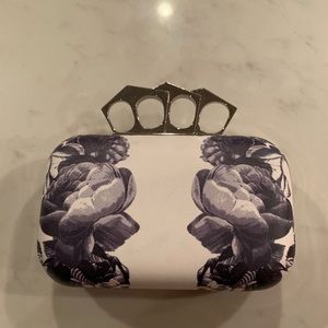 Bebe clutch